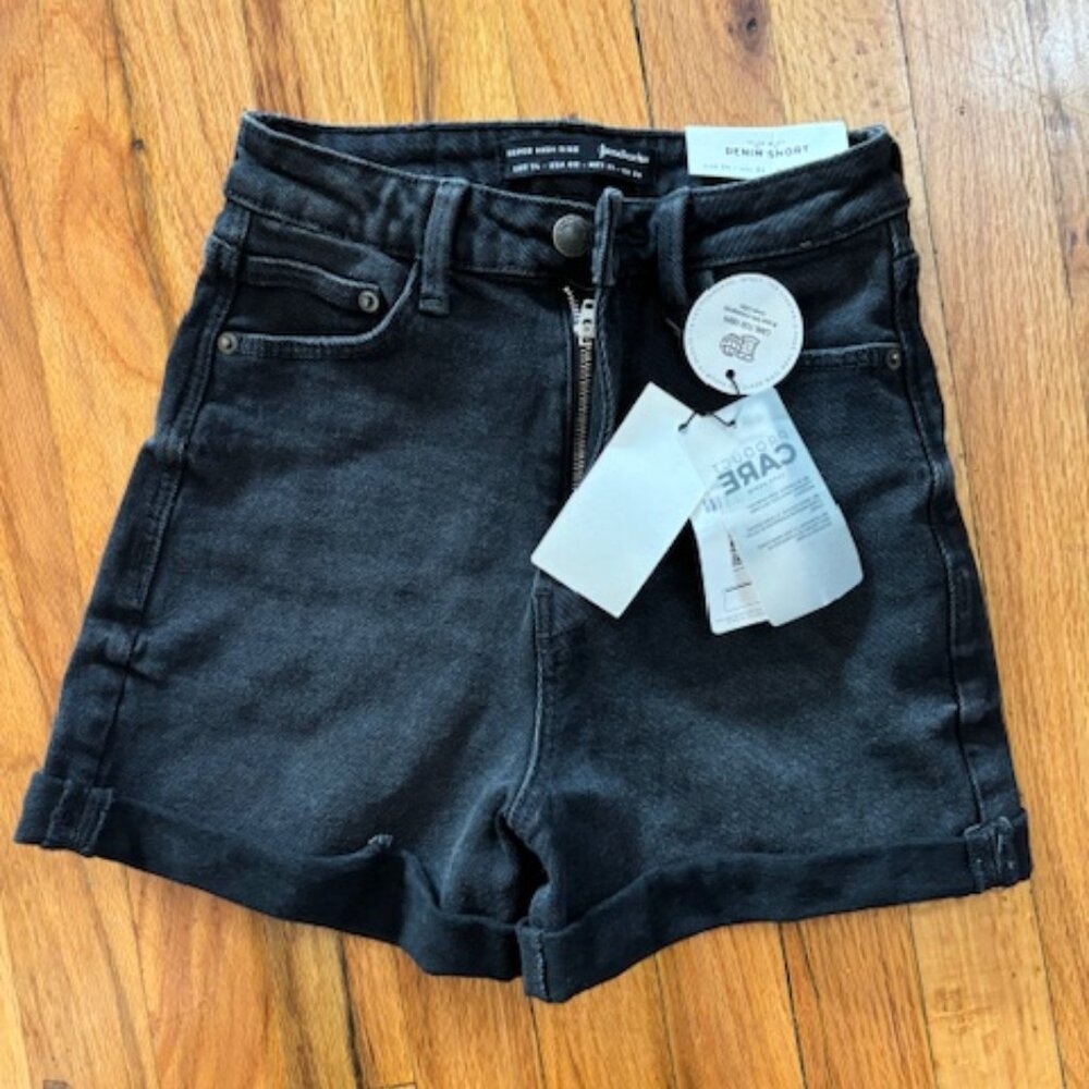 WOMANS  STRADIVARIUS SHORTS SIZE 25 NWT